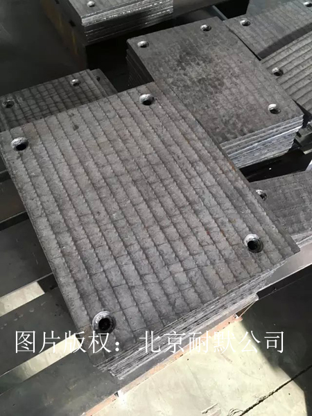 采用螺栓安装固定