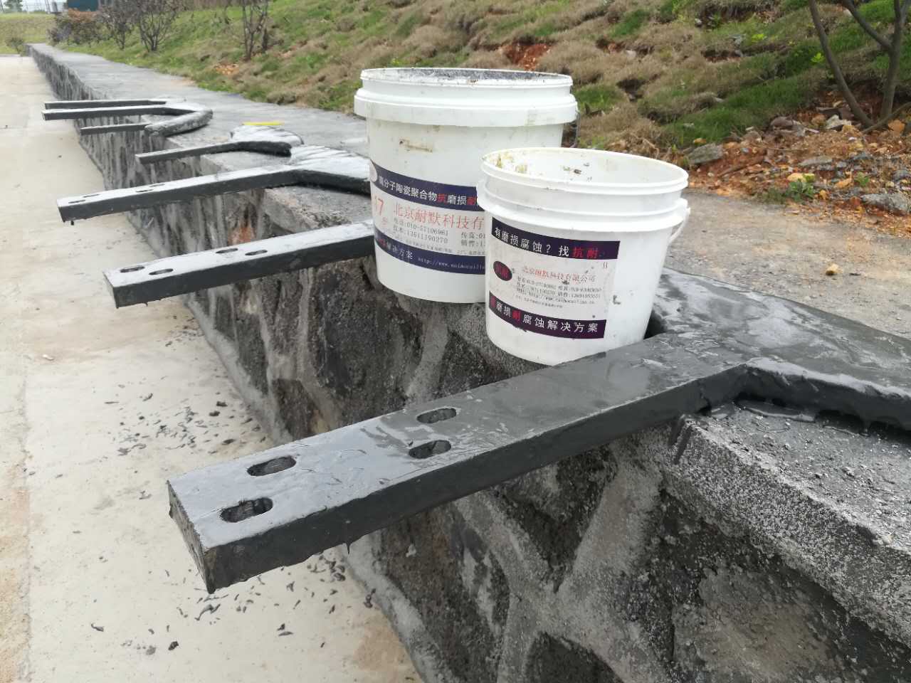 通过在叶片前缘合理配置大发彩票官方网站钢板起到耐风沙的作用